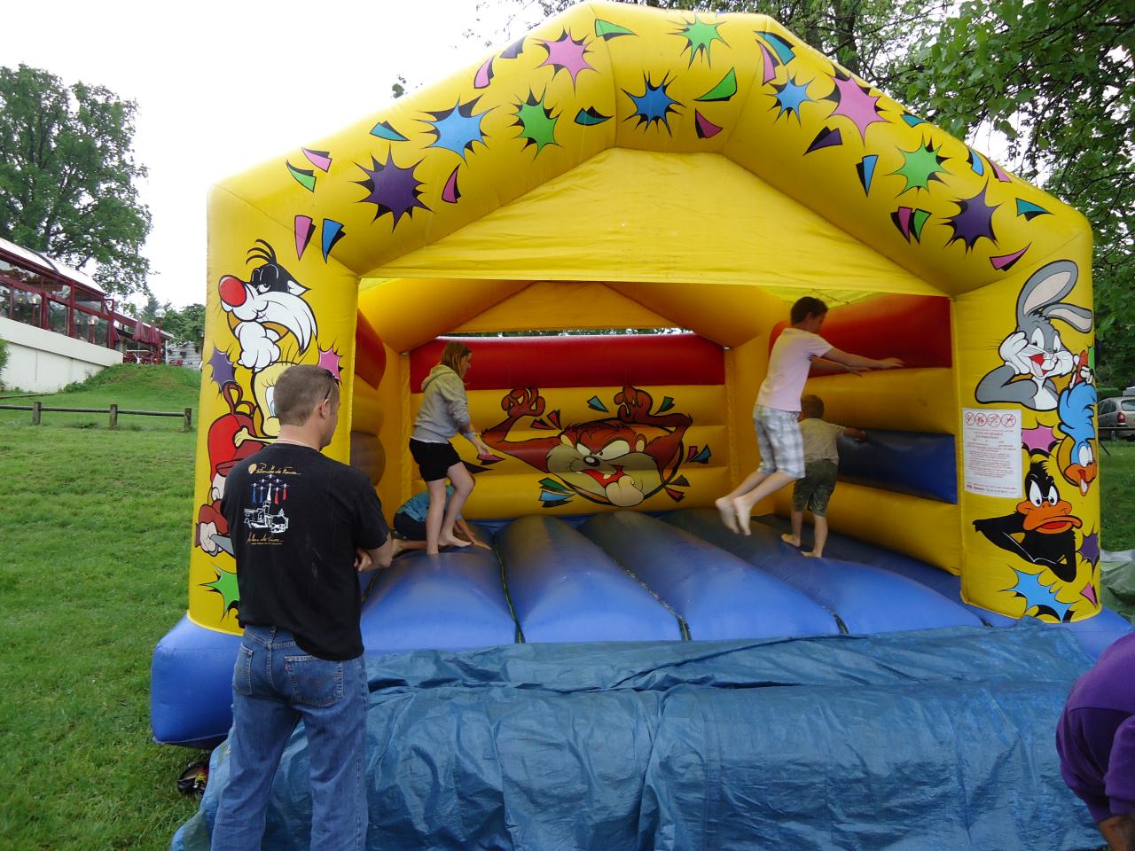 Le temps se gâte... des courageux dans le chateau gonflable
